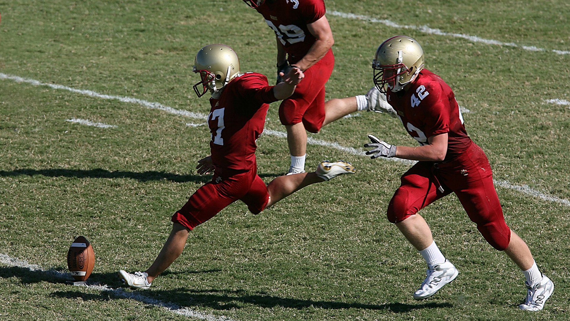 法甲赛况激烈，比分2-1，比赛中精彩突破和远射，关键数据：长传成功率80%、射门准度72%